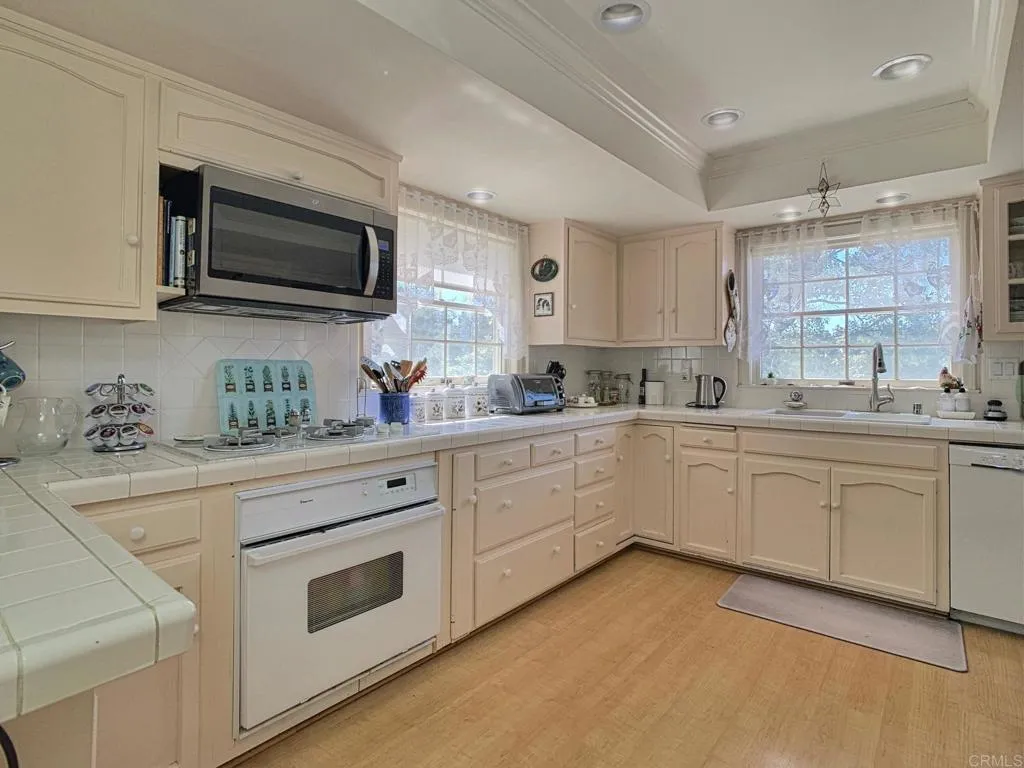 https://cdn.realtyfeed.com/cdn/127/305998287/78c06ce85d2c1b65e6304c4a58532c10.webp