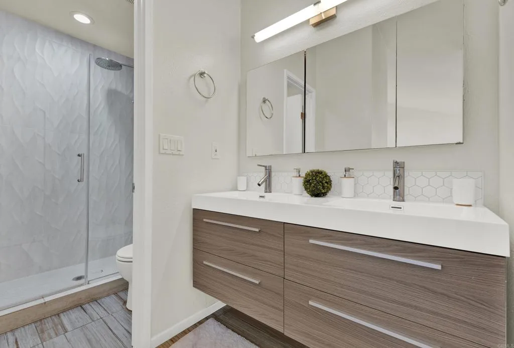 https://cdn.realtyfeed.com/cdn/127/305999303/93618389009f98037e79401c77dd6137.webp