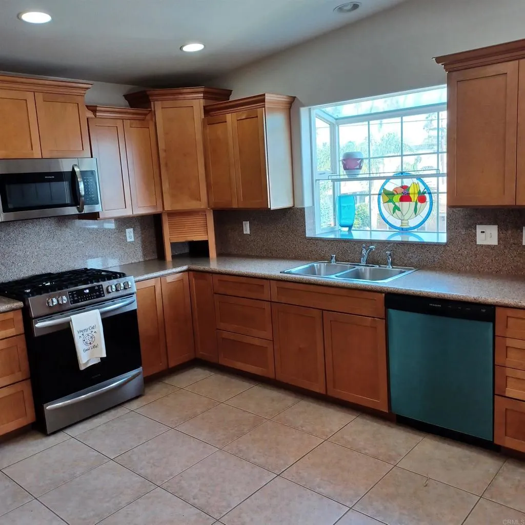 https://cdn.realtyfeed.com/cdn/127/306005041/810b69e86e2d7608cf5a4754b998c079.webp