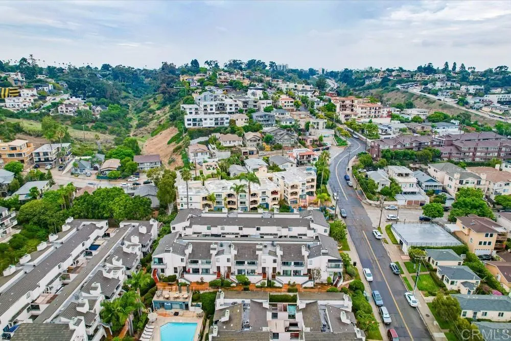 https://cdn.realtyfeed.com/cdn/127/306024182/258f8209a8174c694e6008b417d07d85.webp