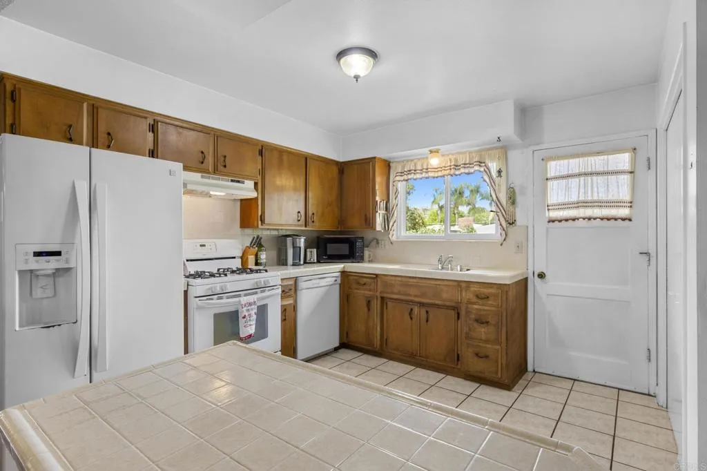 https://cdn.realtyfeed.com/cdn/127/306028264/af187155b167408c572a57f1f206139c.webp