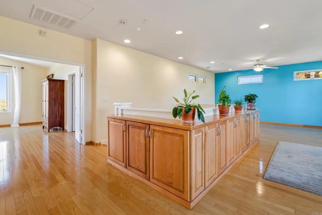 https://cdn.realtyfeed.com/cdn/127/306042374/7b1ff28dbbb57ab1f1b149a4236f9ca9.webp