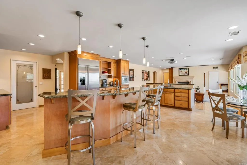 https://cdn.realtyfeed.com/cdn/127/306042374/8792475dbf372812293fa2bff1bbe601.webp