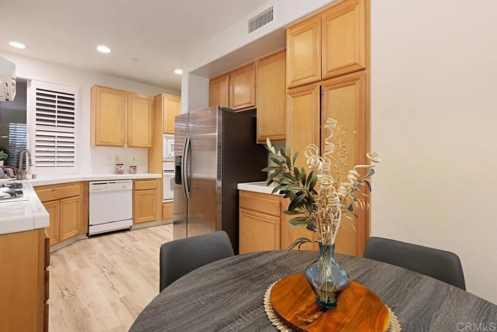 https://cdn.realtyfeed.com/cdn/127/306056464/1ceff8cc0c551bd09c7ae904919c504d.webp