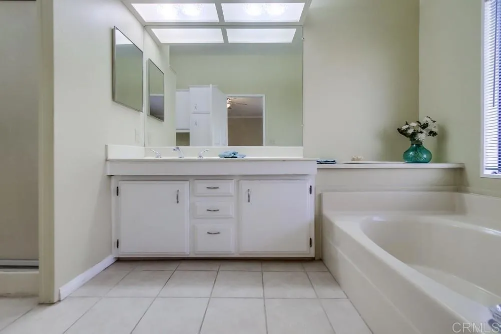 https://cdn.realtyfeed.com/cdn/127/306152259/1960fbea76f229b54adb17cba8d87d80.webp