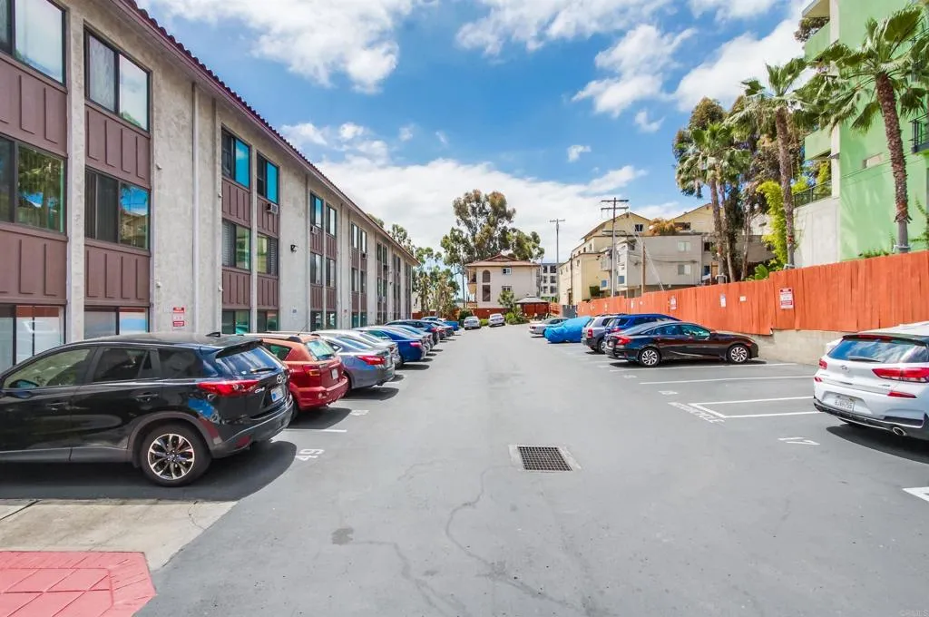 https://cdn.realtyfeed.com/cdn/127/306156374/634112928aaf6d75ba5fe64dc2dbc956.webp