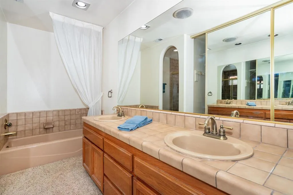 https://cdn.realtyfeed.com/cdn/127/306162299/b700054155f1ef6695094b834bddd762.webp