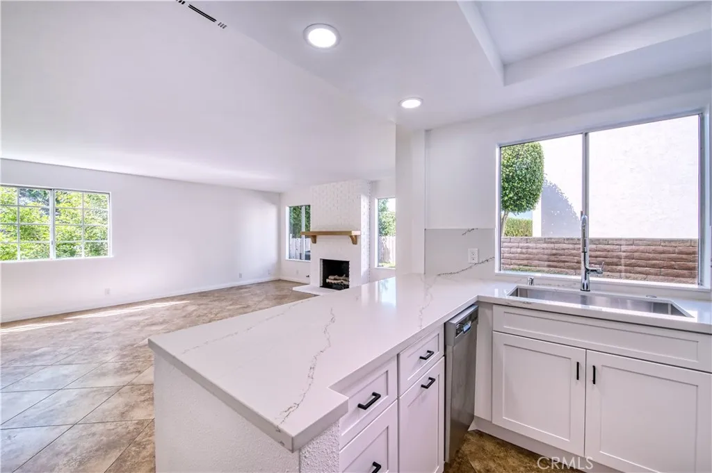 Photo #4: OC24096610 Listing 