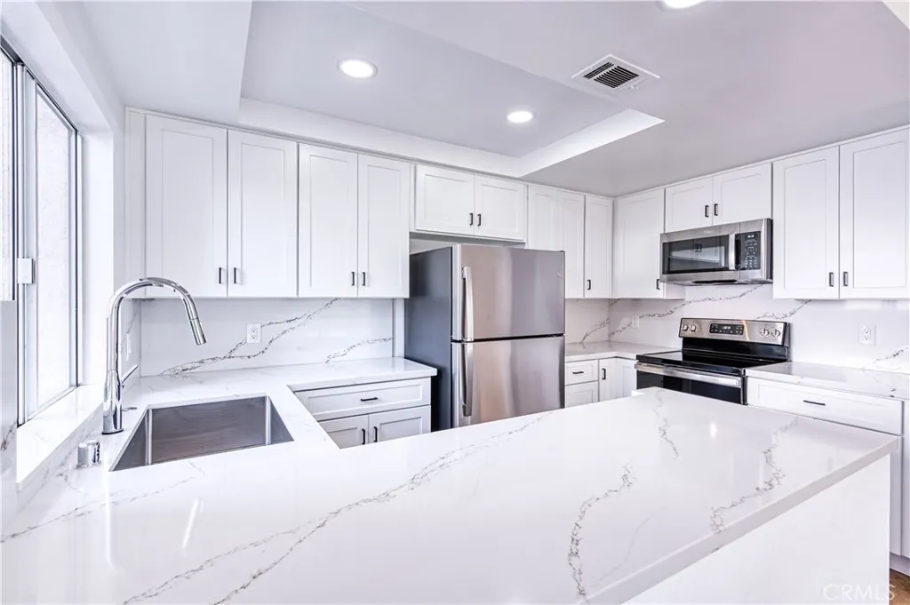 Photo #2: OC24096610 Listing 