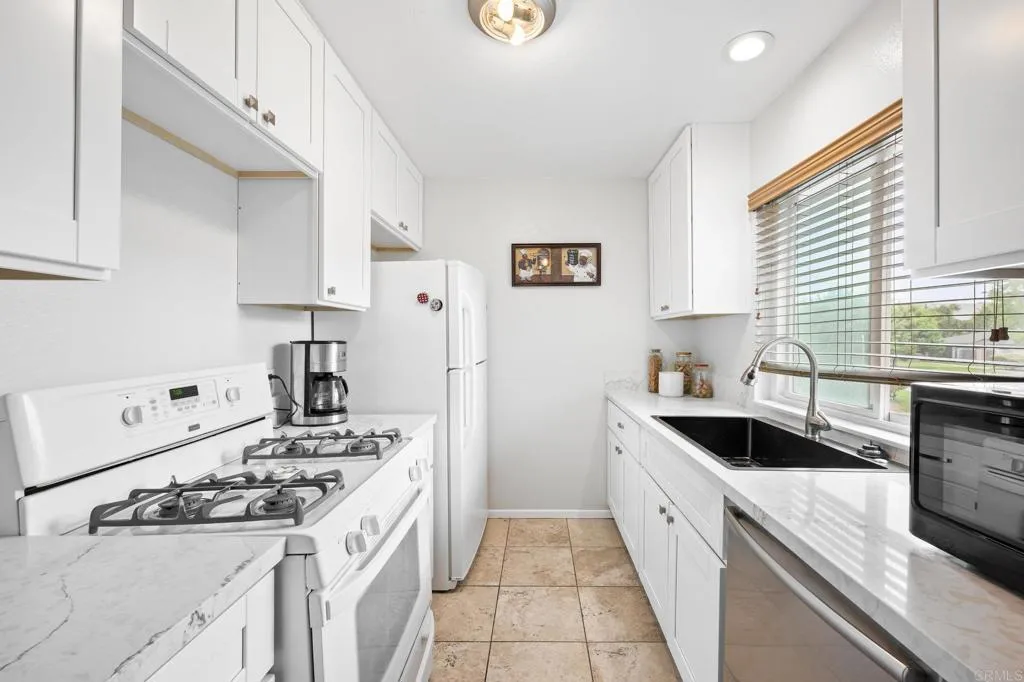 3427 Seabreeze Walk, Oceanside, CA 92056 - Main photo, Oceanside, CA