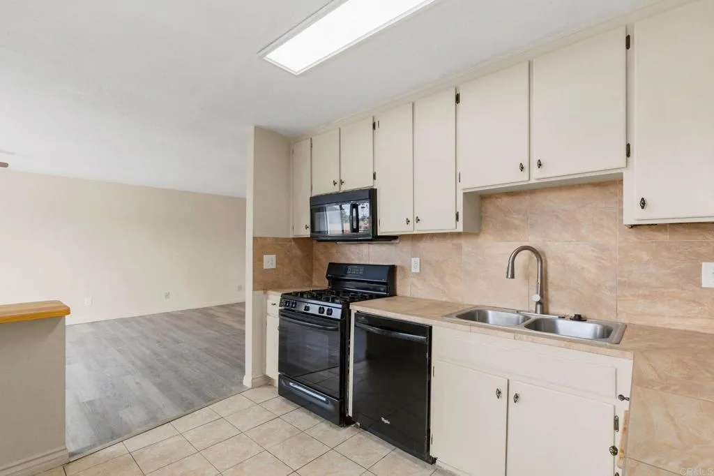 https://cdn.realtyfeed.com/cdn/127/306189947/3fec796dedf5e04f0ff9388b17f9a0a6.webp