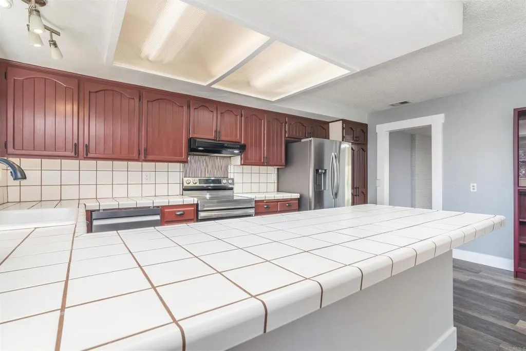 https://cdn.realtyfeed.com/cdn/127/306203202/cf6d4e941ed2d436a9eca15438f4fb14.webp