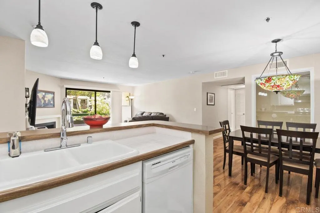 https://cdn.realtyfeed.com/cdn/127/306211371/4bbae0c46cf6c15ca59604eab7bc3d40.webp