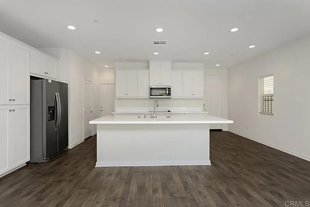 https://cdn.realtyfeed.com/cdn/127/306216825/f146a178b4a02a34119c0b031be30c81.webp
