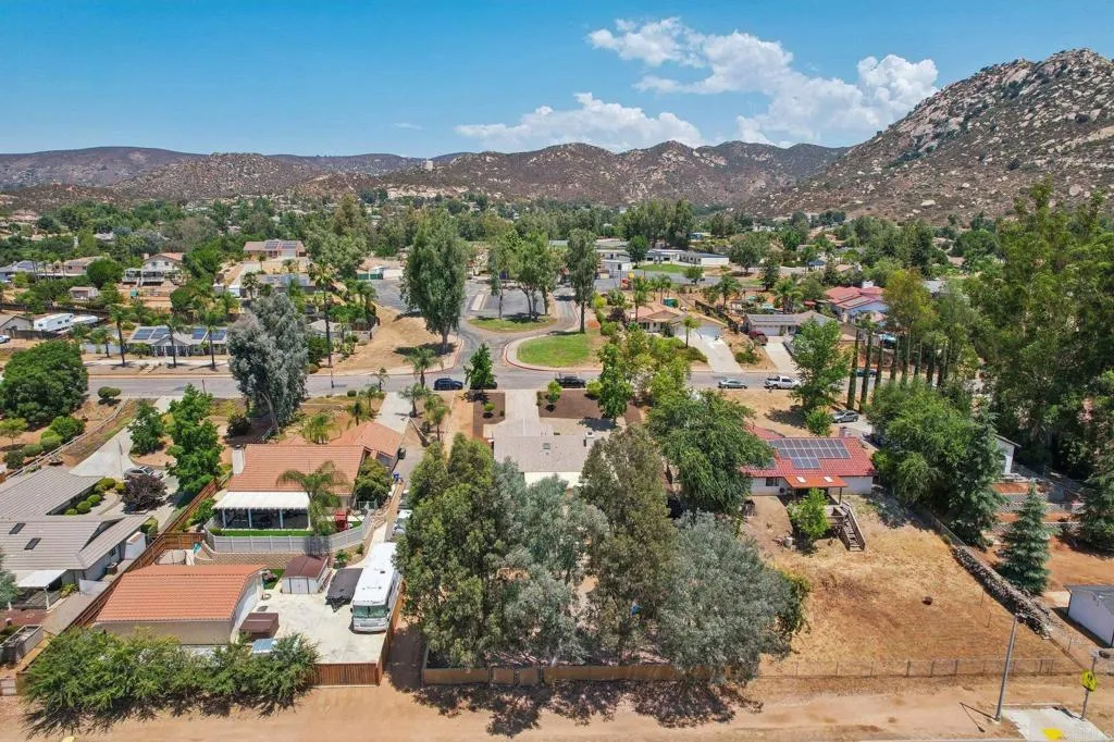 https://cdn.realtyfeed.com/cdn/127/306226786/83f30affddef5a8d4dd82de86f50136d.webp