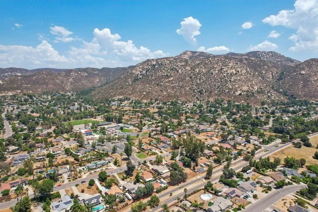 https://cdn.realtyfeed.com/cdn/127/306226786/c5c6febdae0108b03b2977f4dce26d6f.webp