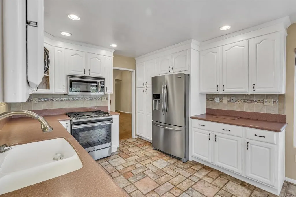 https://cdn.realtyfeed.com/cdn/127/306239251/cccad9ade6636bafa657d3ea81204e3f.webp