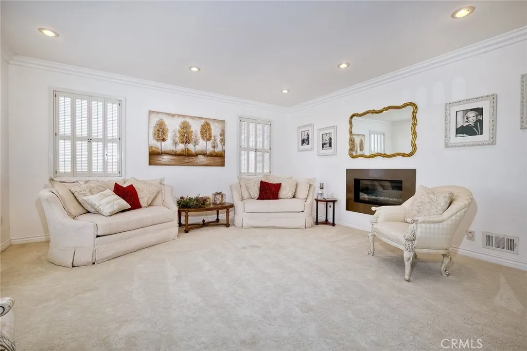 https://cdn.realtyfeed.com/cdn/127/306243871/8af3ea21478787368de1da0b13ce74ab.webp