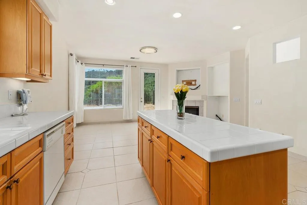 https://cdn.realtyfeed.com/cdn/127/306245838/fb19a8383569f03f4f556f7256a39357.webp