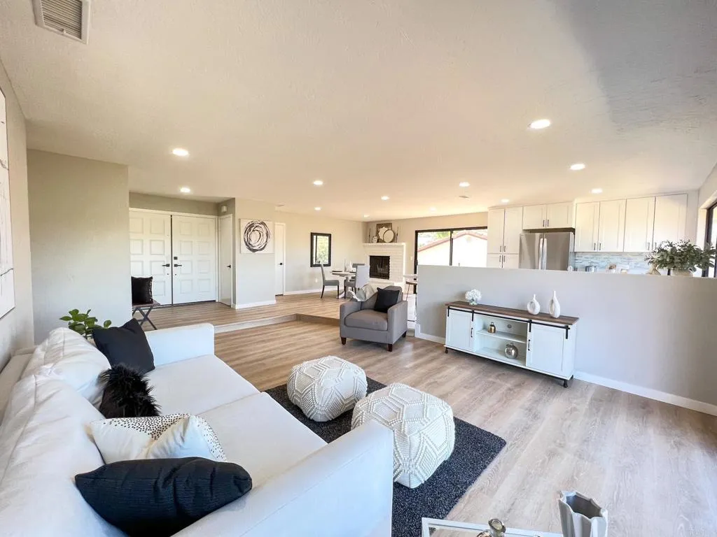 https://cdn.realtyfeed.com/cdn/127/306246873/def24d7c1bd697ee664a3ae9af386714.webp