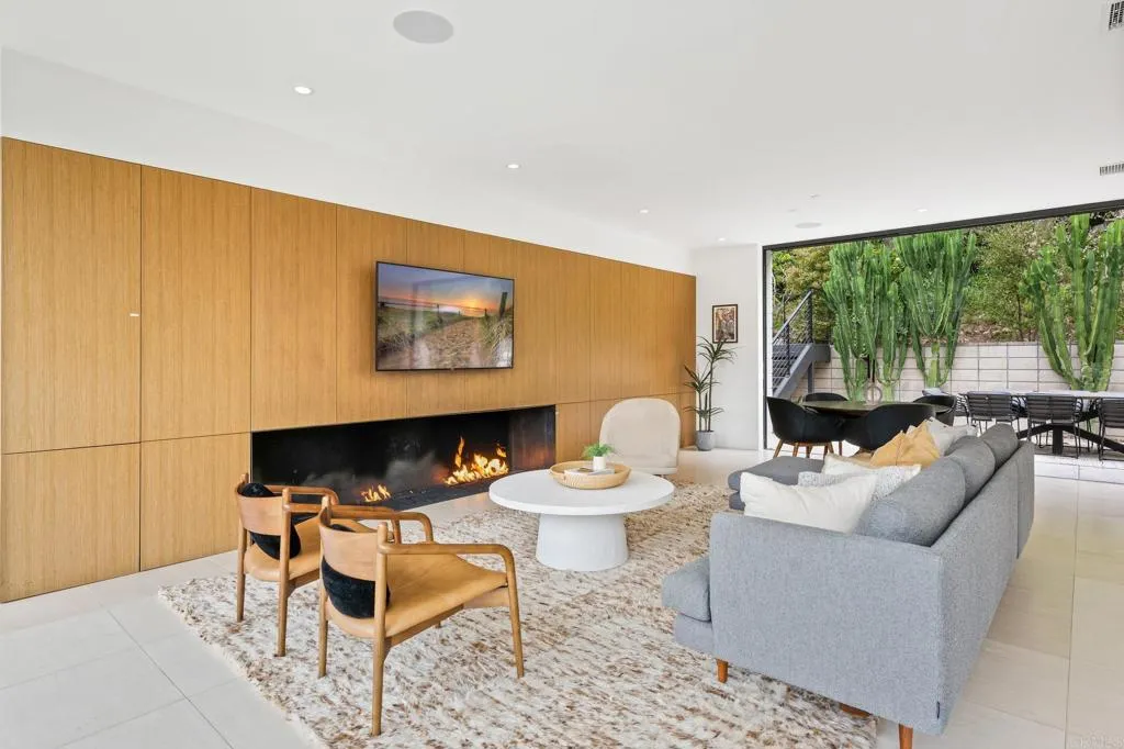 https://cdn.realtyfeed.com/cdn/127/306259554/02c95c74428cb8d4d20be2505eb236c5.webp