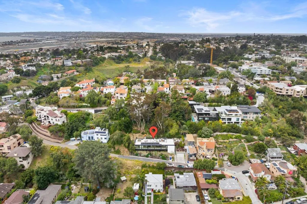 https://cdn.realtyfeed.com/cdn/127/306259554/6f67cd420e1261531ca0b3ed86c2a4be.webp