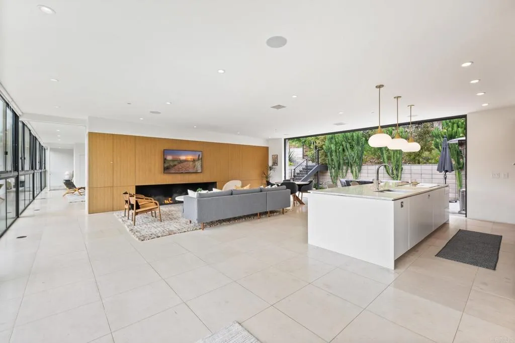 https://cdn.realtyfeed.com/cdn/127/306259554/c8e868663068c5e86e99ed4889bd30de.webp