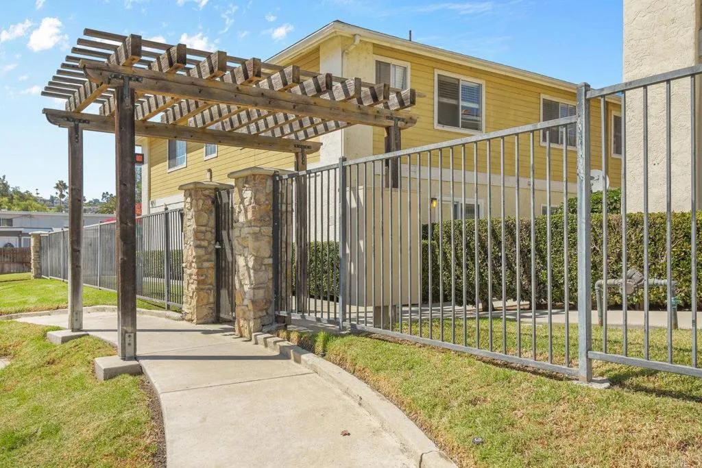 https://cdn.realtyfeed.com/cdn/127/306267203/ff7e66869db052419ca07e00941a084b.webp