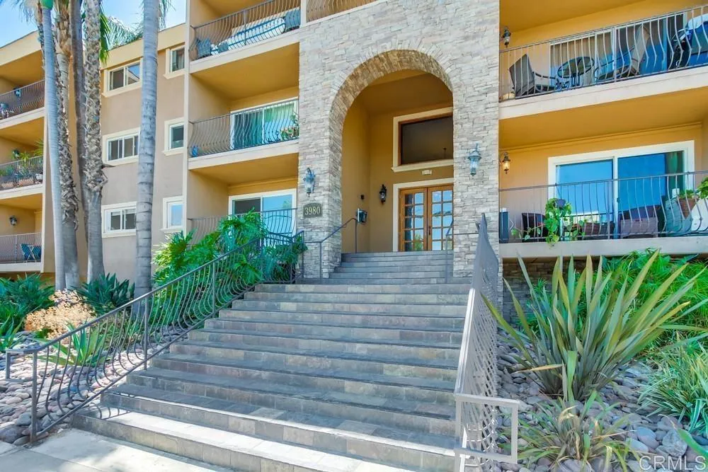 MLS: PTP2405786 Condo For Sale