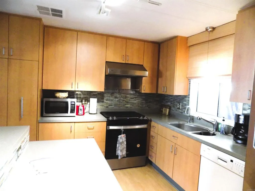 https://cdn.realtyfeed.com/cdn/127/306275657/aacd1408e61d48c72d1639024dc25976.webp