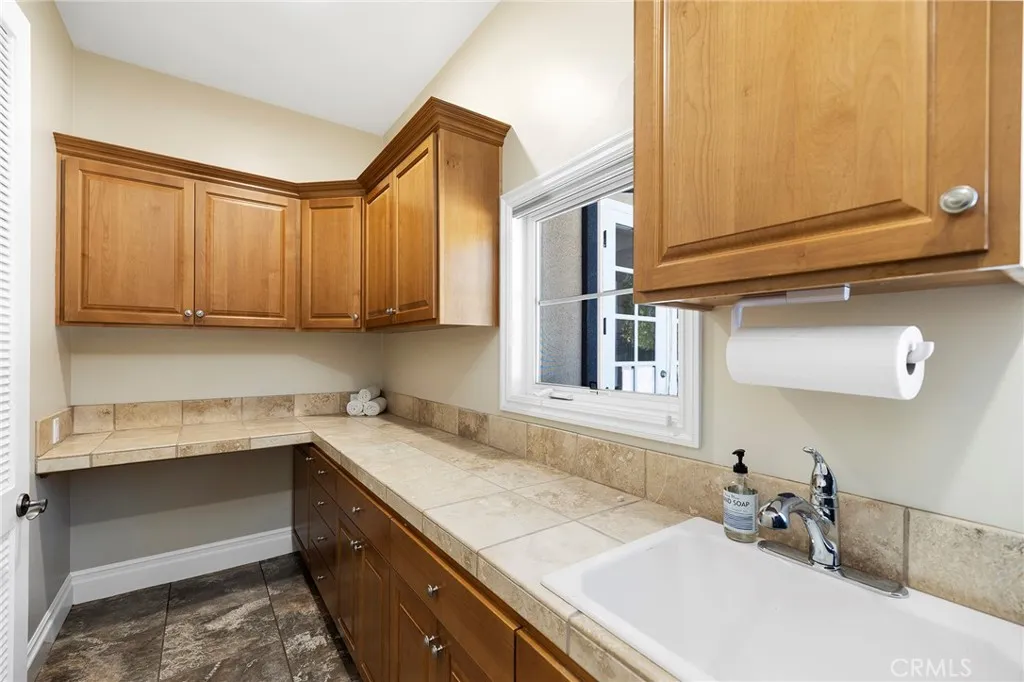 https://cdn.realtyfeed.com/cdn/127/306289942/e963dedc9a304fc888bb0a6ebd9bfbd9.webp