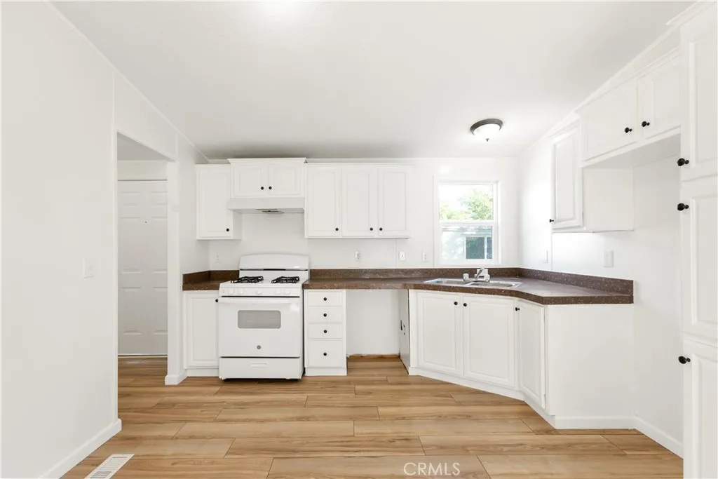 https://cdn.realtyfeed.com/cdn/127/306291420/b561d8b781a66e171810fd4fede7aed5.webp