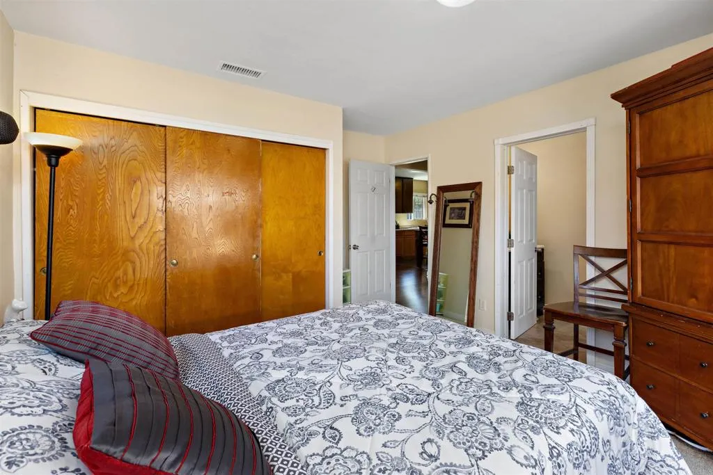 https://cdn.realtyfeed.com/cdn/127/306295656/5f8f5d695e6a98c05995eb0cf7a23f98.webp