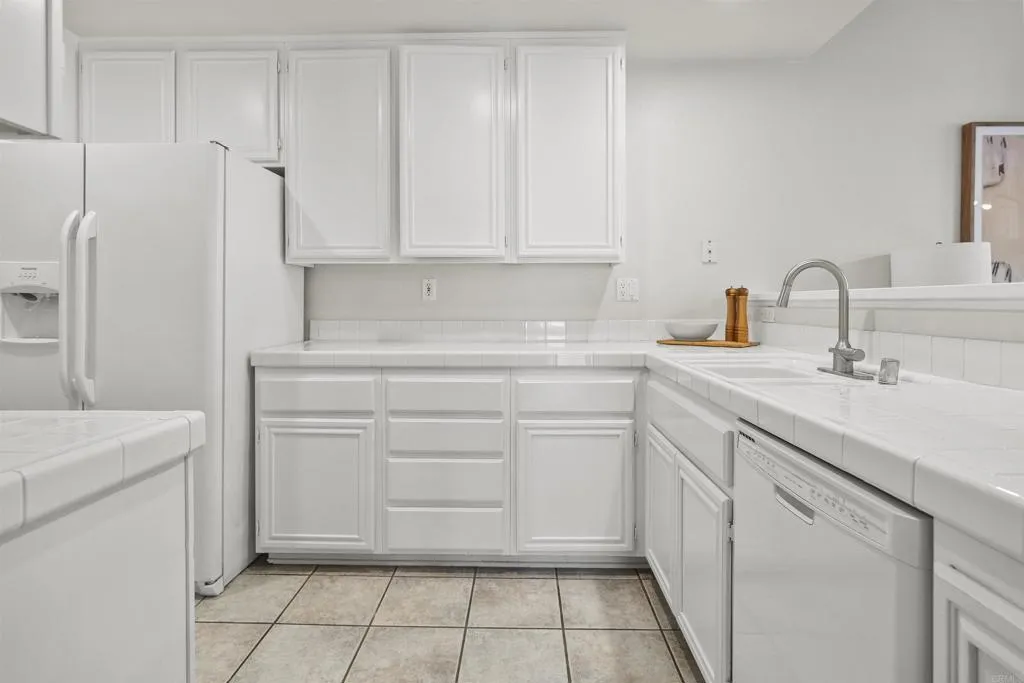 https://cdn.realtyfeed.com/cdn/127/306298949/1368786225c245fde4967d5cf665b669.webp
