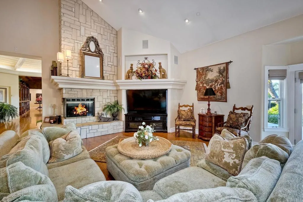 https://cdn.realtyfeed.com/cdn/127/306299696/43f2f5e9da2689c380a94553d603b314.webp