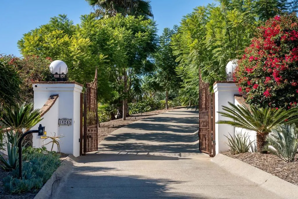https://cdn.realtyfeed.com/cdn/127/306306247/752927a59ef9544386c84dcb609b8859.webp