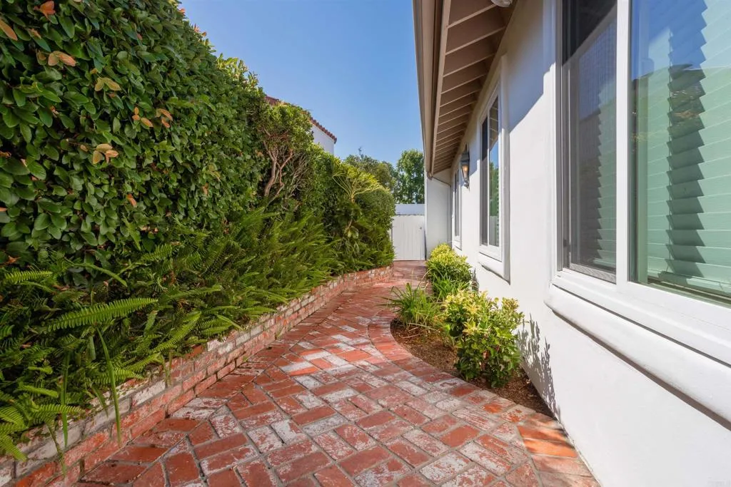 https://cdn.realtyfeed.com/cdn/127/306310826/c48066fd56c41185638840ffe5240362.webp