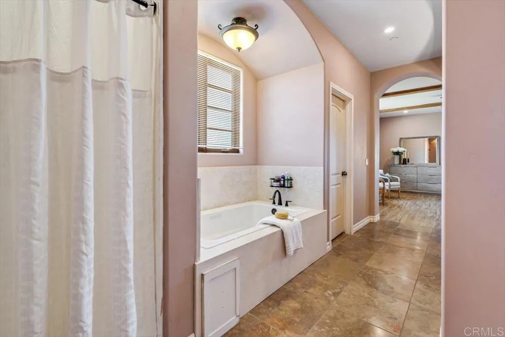 https://cdn.realtyfeed.com/cdn/127/306311579/72eacd6c2783fc5bab8618f4b509ce5d.webp