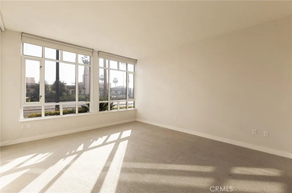 https://cdn.realtyfeed.com/cdn/127/306317827/5014ccf6d963f31aadb45ca8dfb3357e.webp