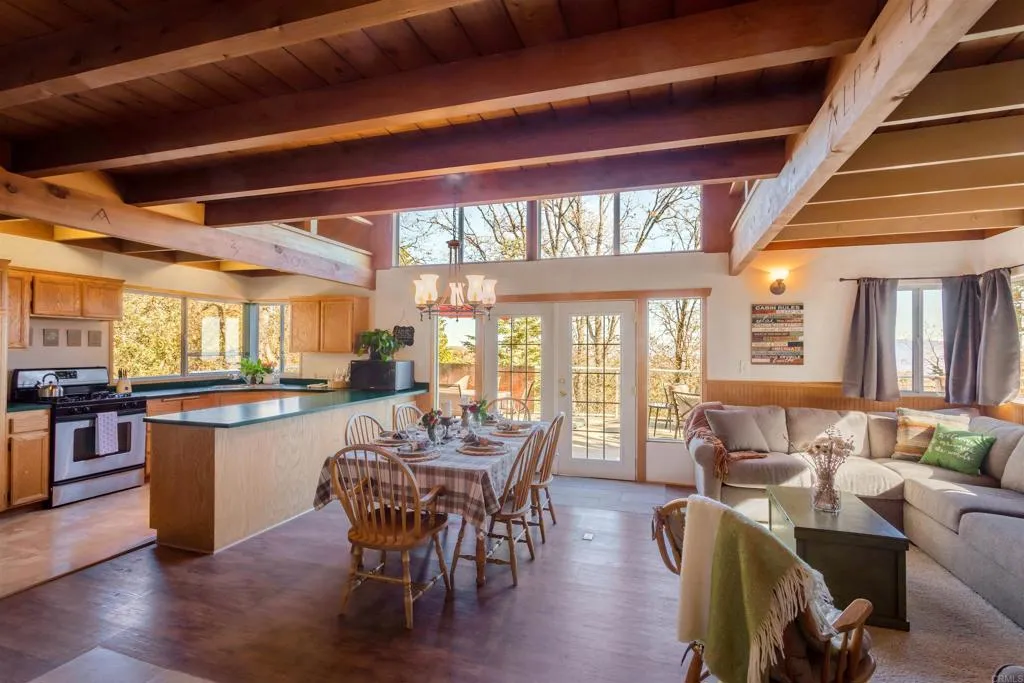 https://cdn.realtyfeed.com/cdn/127/306318889/f19bcf193ef084c1e8394f460cf070d1.webp