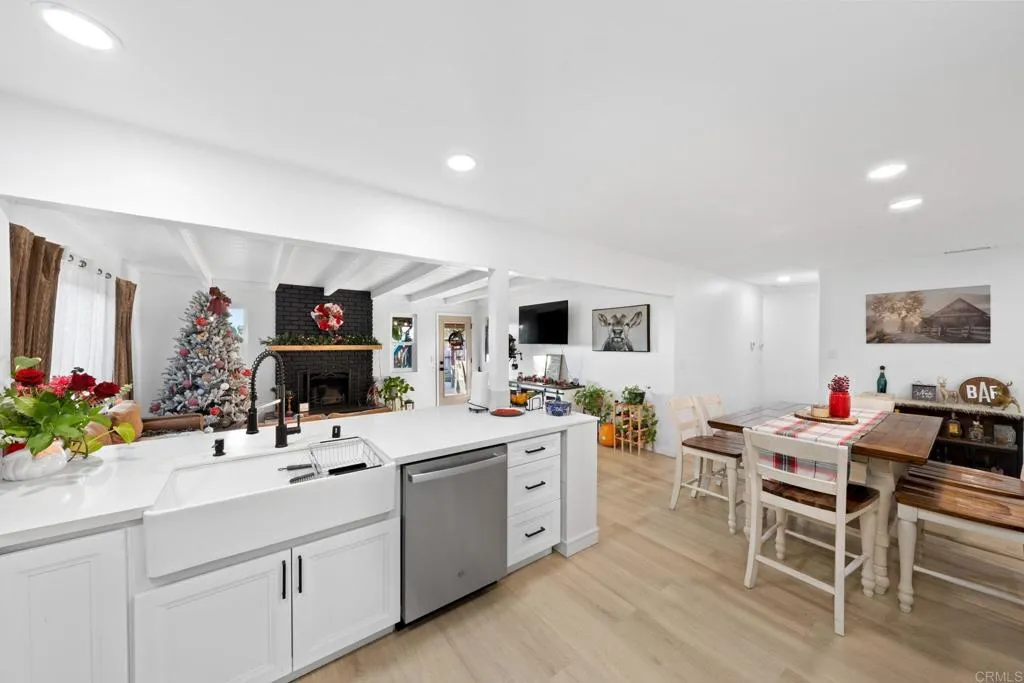 https://cdn.realtyfeed.com/cdn/127/306323455/887cf9d994cf12e061b0d4cccb16a54a.webp