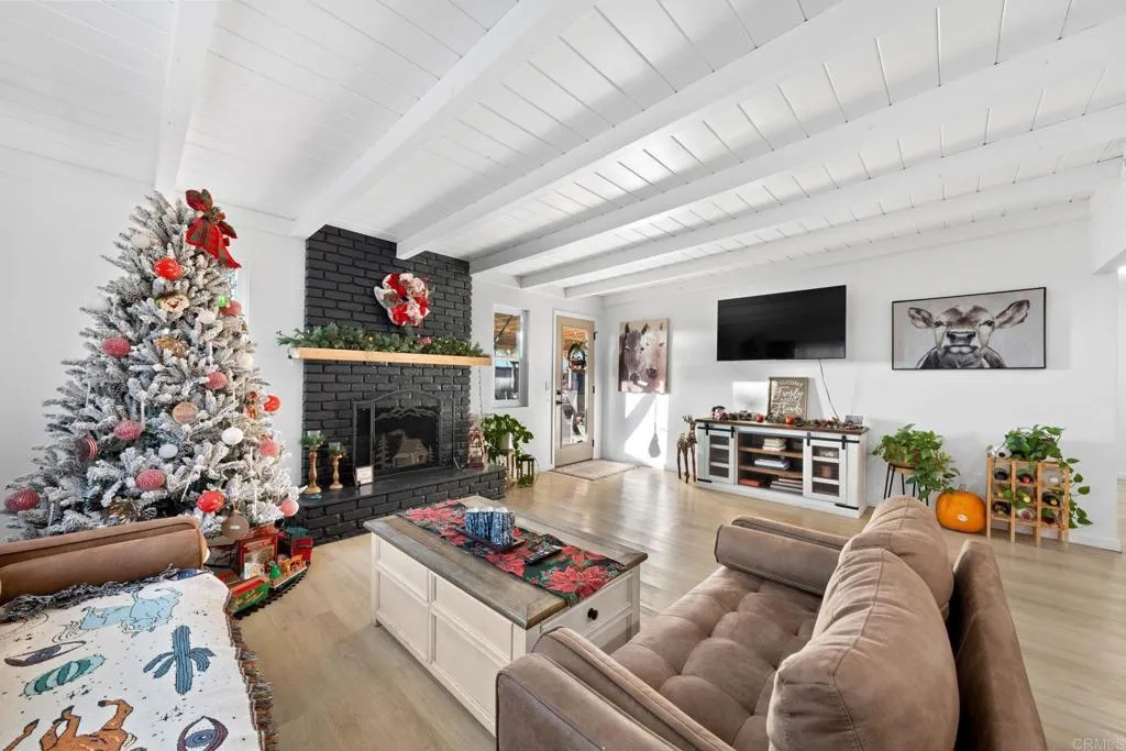 https://cdn.realtyfeed.com/cdn/127/306323455/a6a7290fc81d3f89421cc16e5259b6ce.webp