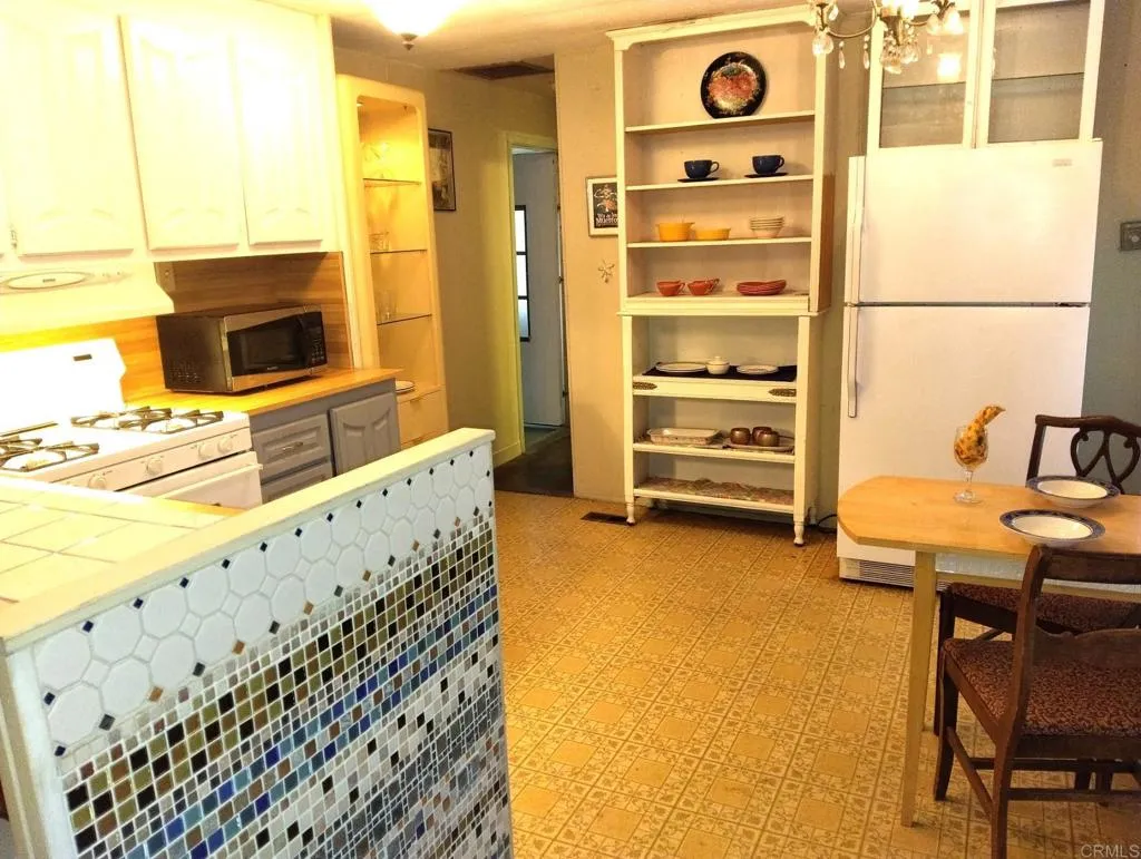 https://cdn.realtyfeed.com/cdn/127/306332391/6fd1ab76654e0edf6e5945ee89958f50.webp
