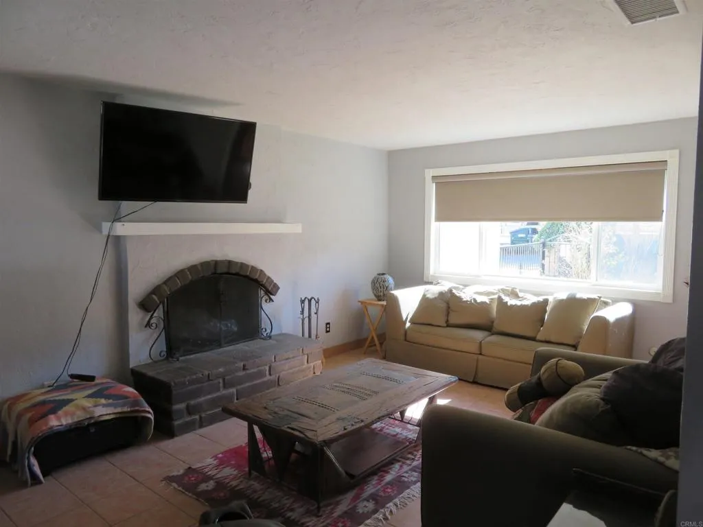 https://cdn.realtyfeed.com/cdn/127/306336862/63826541a36c62d5ea7462bd42f2f618.webp
