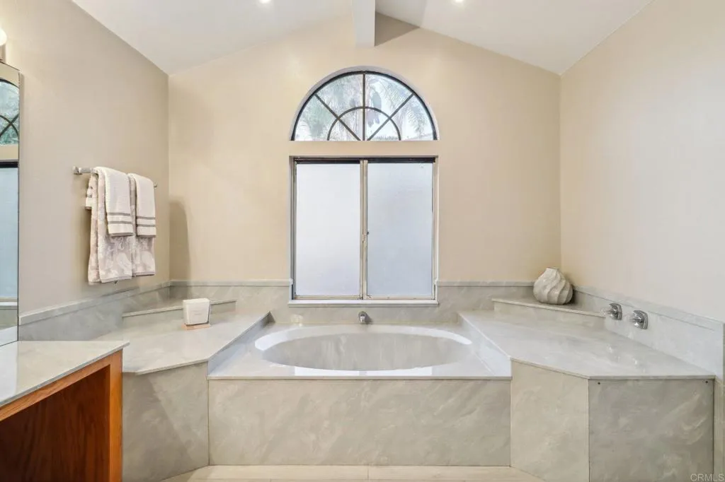 https://cdn.realtyfeed.com/cdn/127/306337901/147f2150d8ac04eafb6940c133e815b0.webp