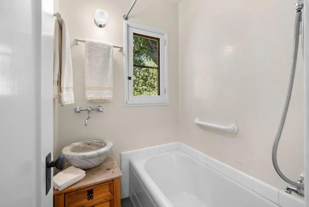 https://cdn.realtyfeed.com/cdn/127/306337985/040f0e26da3a61c0c02bdb8fd93d02bb.webp