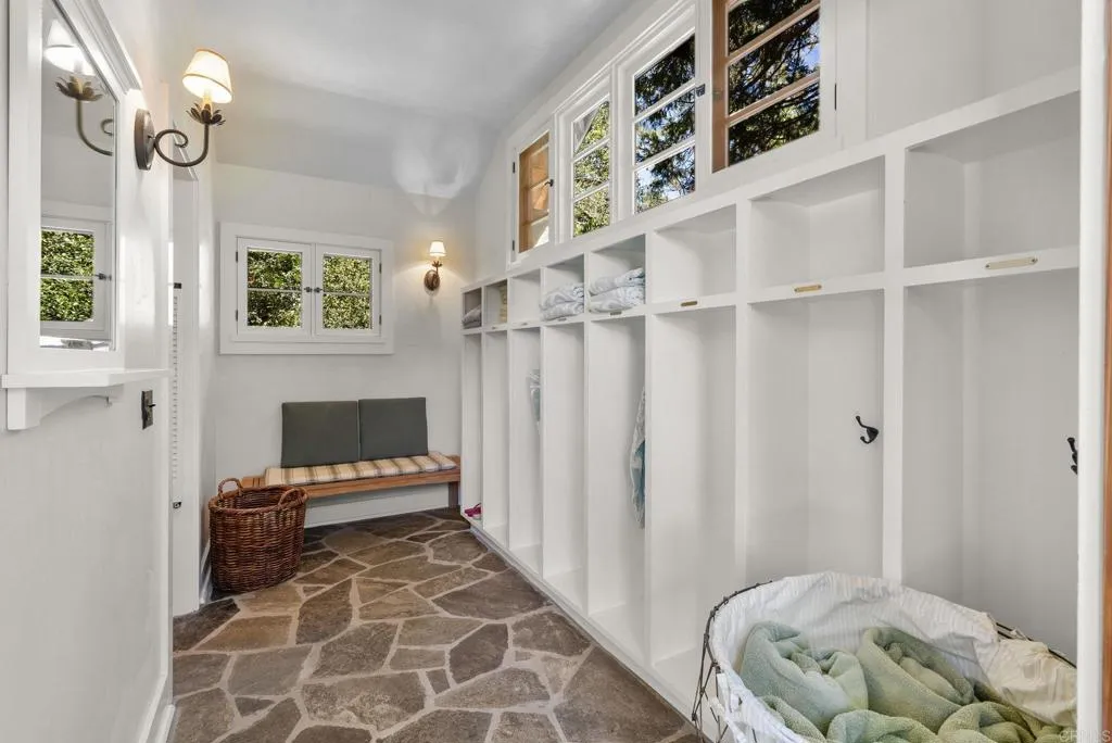 https://cdn.realtyfeed.com/cdn/127/306337985/8da588e9bb55923a7eed9009bd9ed641.webp