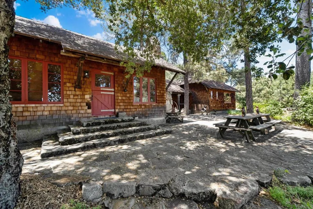 https://cdn.realtyfeed.com/cdn/127/306337985/f12a0c98af6e43e12c0f265d3a7e7705.webp