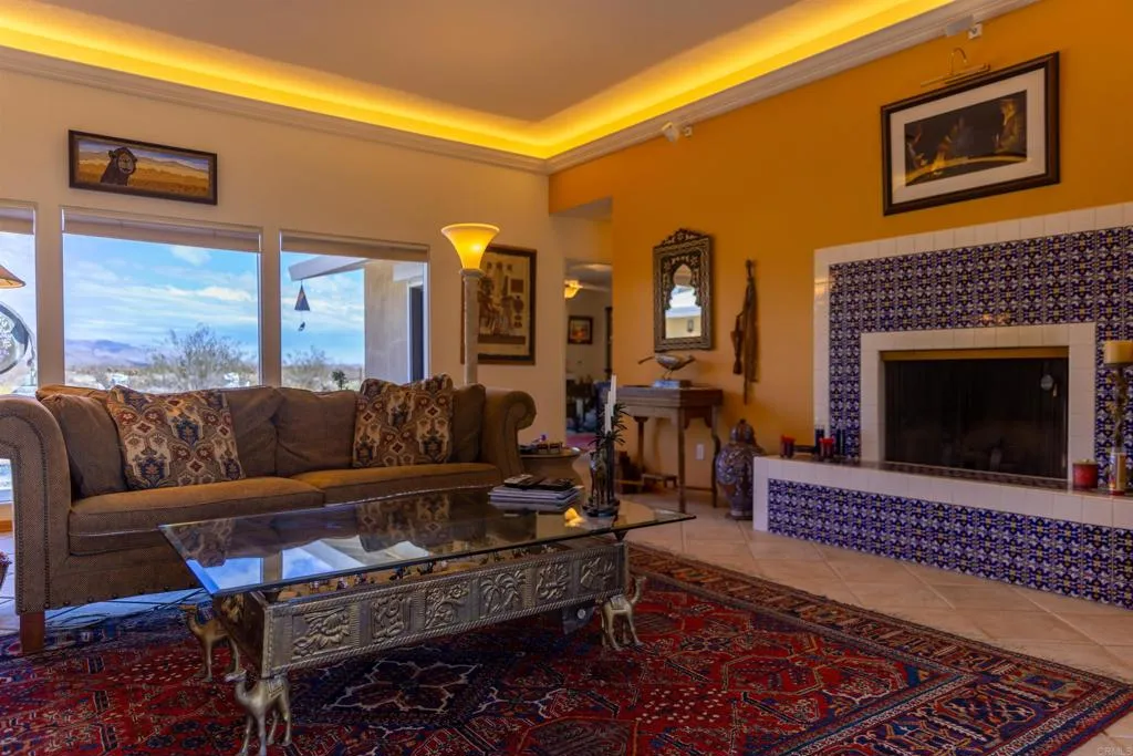 https://cdn.realtyfeed.com/cdn/127/306345795/047aeacf503d8adf8c8a1ffd4cddebd8.webp