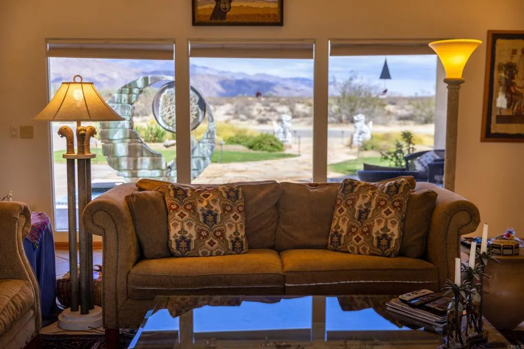 https://cdn.realtyfeed.com/cdn/127/306345795/33b3d89f86ed307fba1083f5fee54679.webp